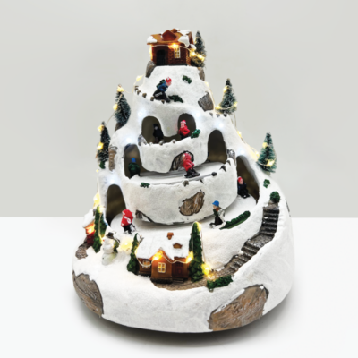 ACA Lighting X0331 LED декор топла светлина – лилаво коледно селище + ски + музика адапт. 4.5V 21×21×25см