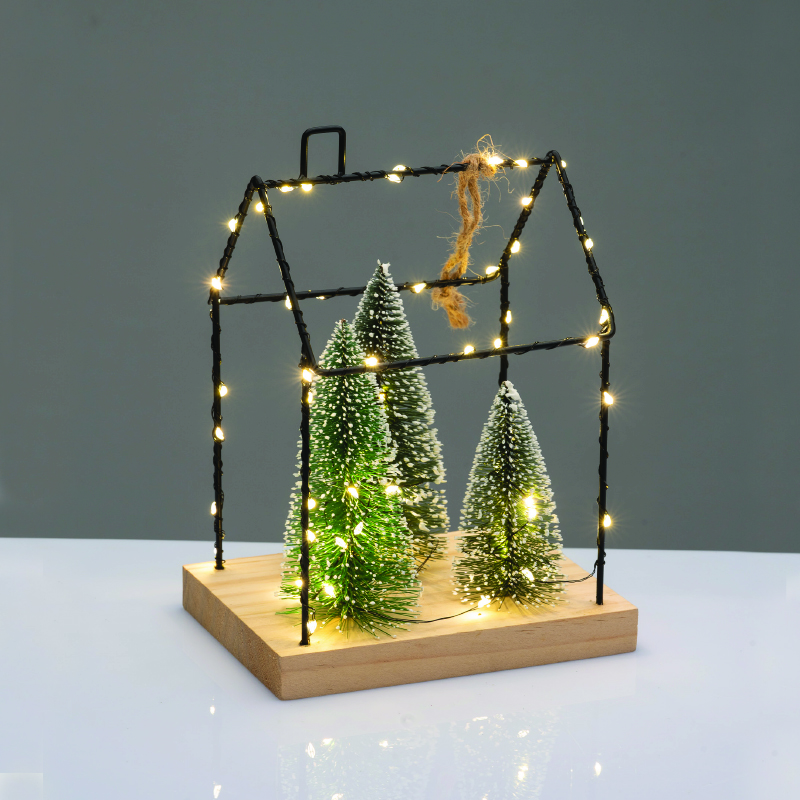 x09551111.jpg ACA Lighting X09551111 Метална къща с елхи – висяща 55 топли LED бат. (3×AA не вкл.) IP20 16.5×12×22см