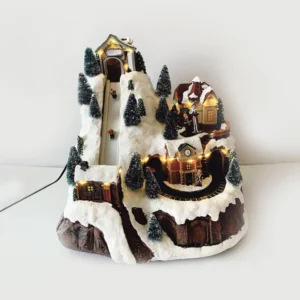 ACA Lighting X0308 LED топла светлина декор мултицветно селище + въртящ влак и ски сцена + музика 4.5V (адаптер)   3AA (бат.) 28×25.5×28.5см