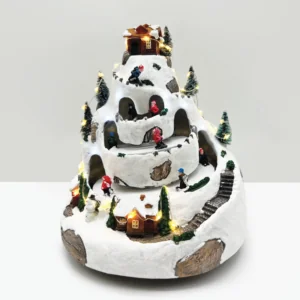 ACA Lighting X0331 LED декор топла светлина – лилаво коледно селище + ски + музика адапт. 4.5V 21×21×25см