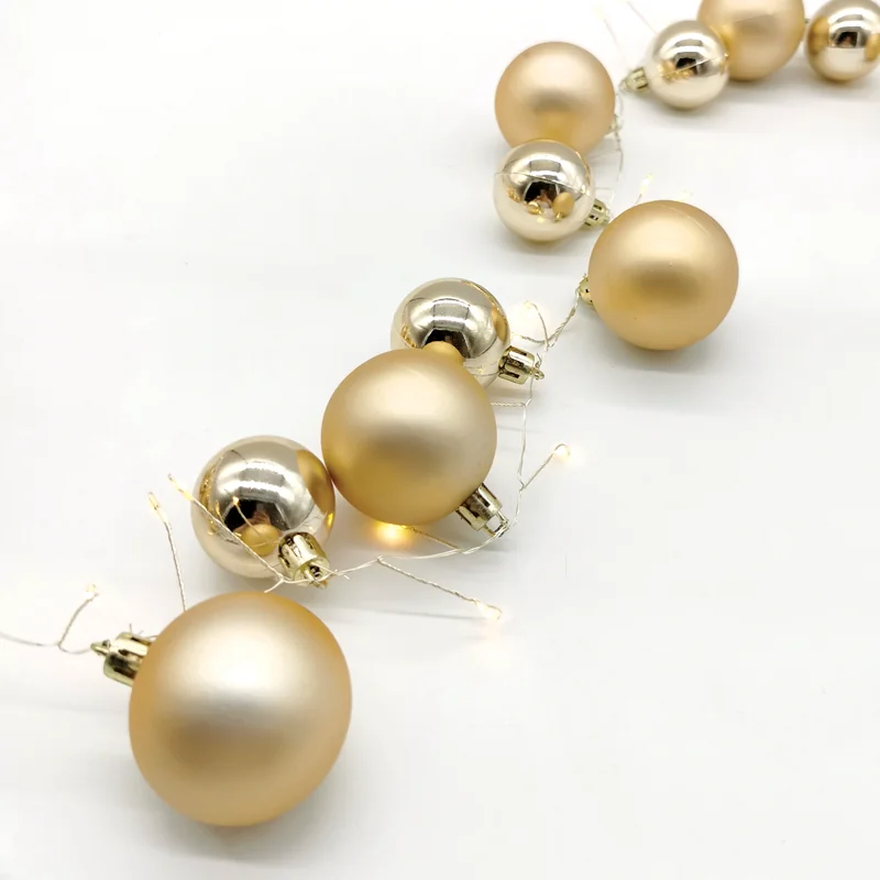 x068011228.png ACA Lighting X068011228 40 сребристо-хромирани топчета – 80 мини LED клъстер гирлянд топла светлина сребриста медна тел батерии 3×AA IP20 30см + 2 м